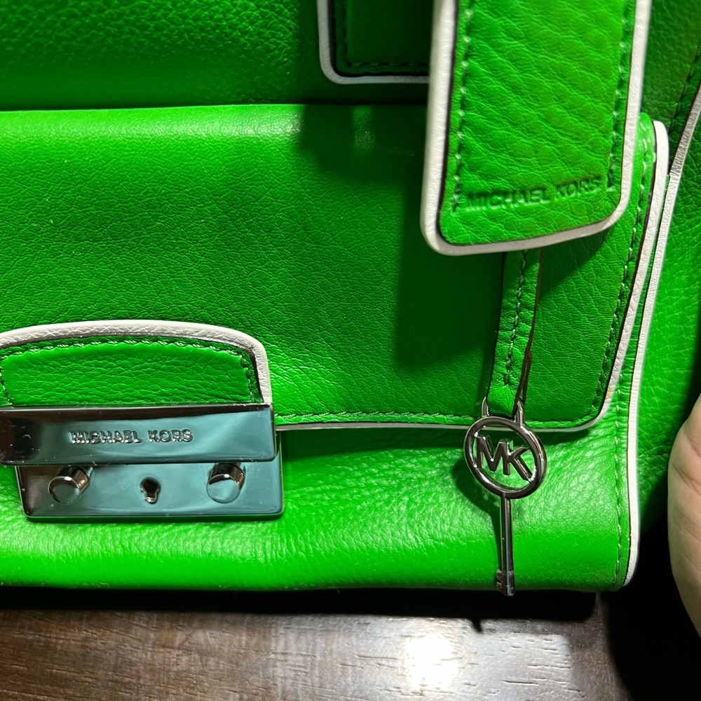 Michael Kors , green purse with handles and shoulder strap 3 zippered pockets ! - Picture 2 of 8